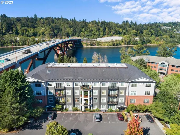 196 SE Spokane St APT 203, Portland, OR 97202