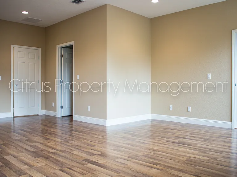 2419 S Shine Ave — Photo 12