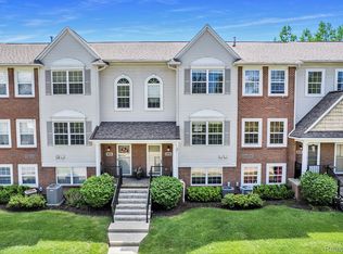 806 Eagle Dr, Fenton, MI 48430