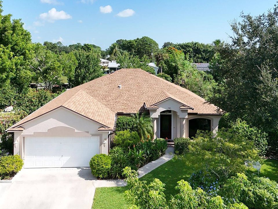 1st image of 422 NE Camelot Dr