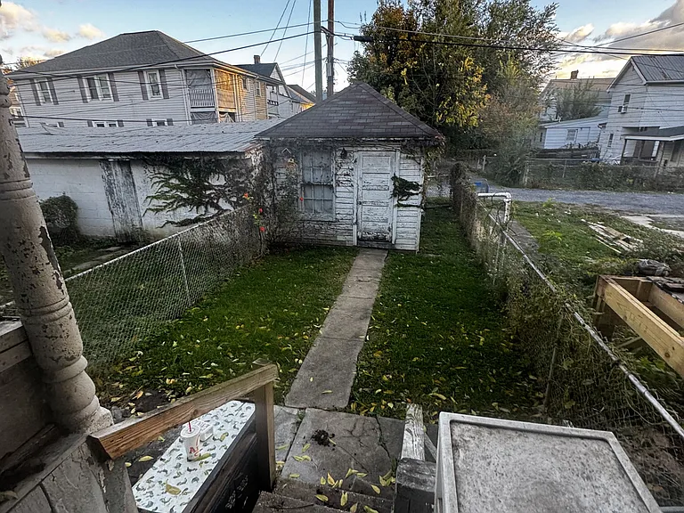 742 W King St — Photo 9