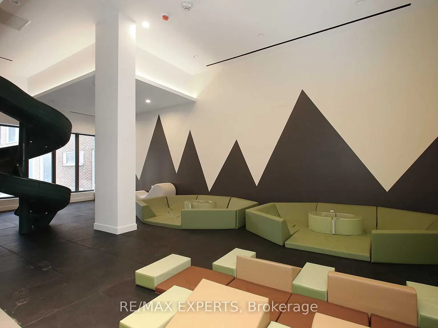 E2 Condos — Photo 4