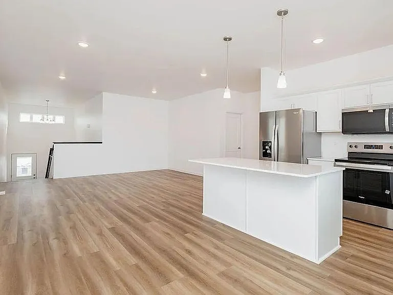 1521 Keystone Cir NE — Photo 4