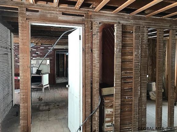 3rd image of 7 Maiden Ln