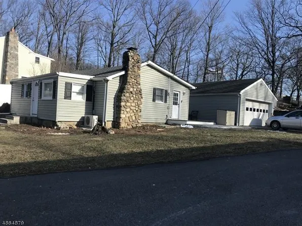 16 John St, Lake Hopatcong, NJ 07849