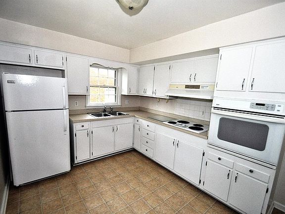 3rd image of 3781 Temple Dr