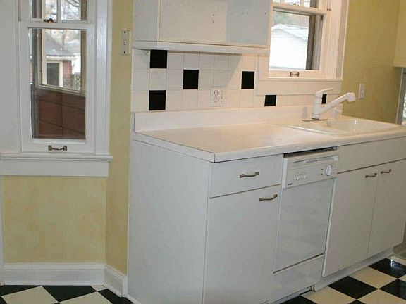 5th image of 2213 E Powell Ave