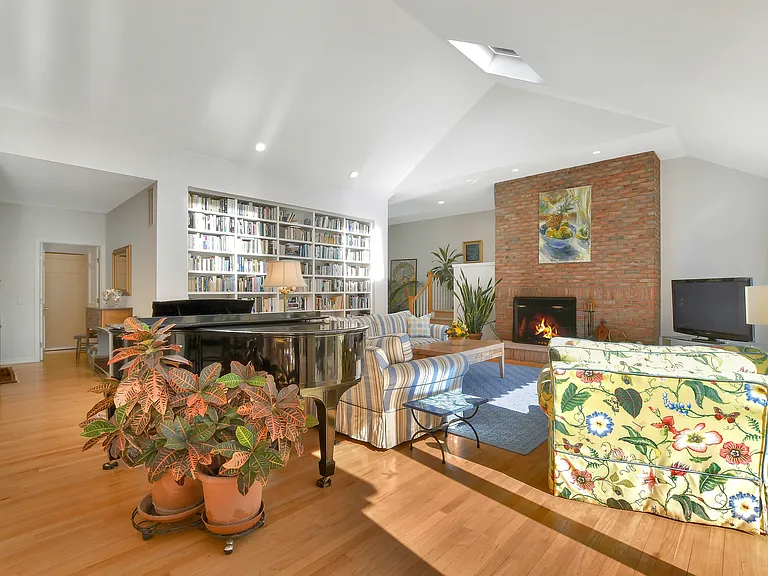 74 N Woods Ln — Photo 5