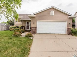1409 N Pineridge Cir, Sioux Falls, SD 57107