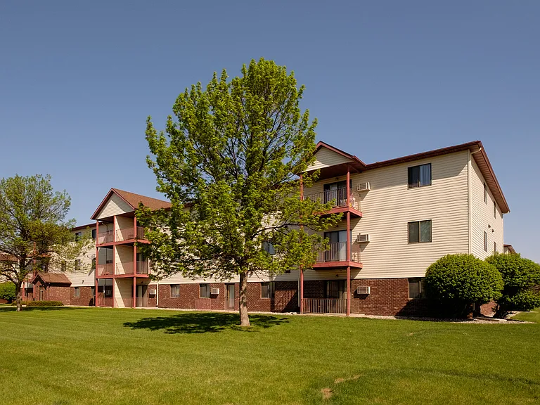 Fargo, ND Bridgeport Apartments | Exterior