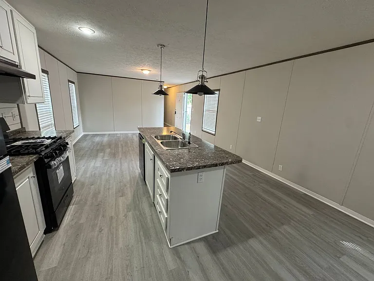 231 Bristol Dr — Photo 4
