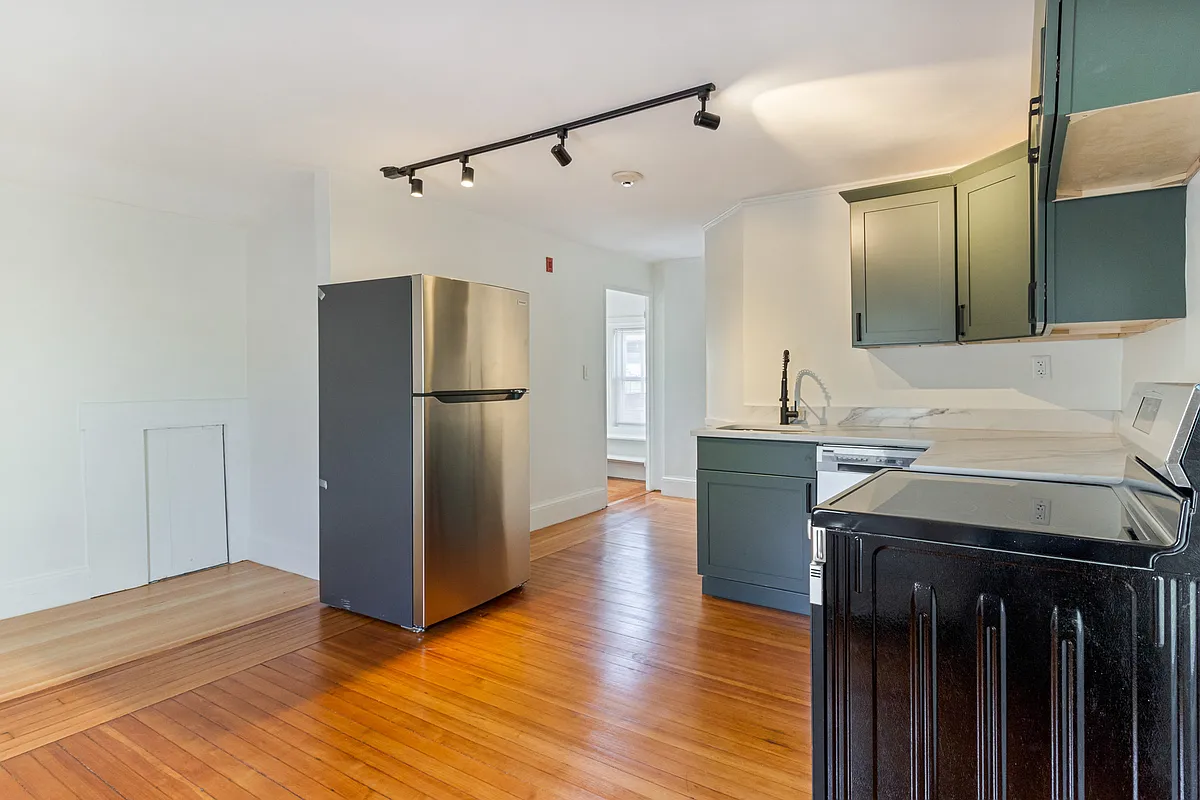 Building Photo - 169 Waterman St #5