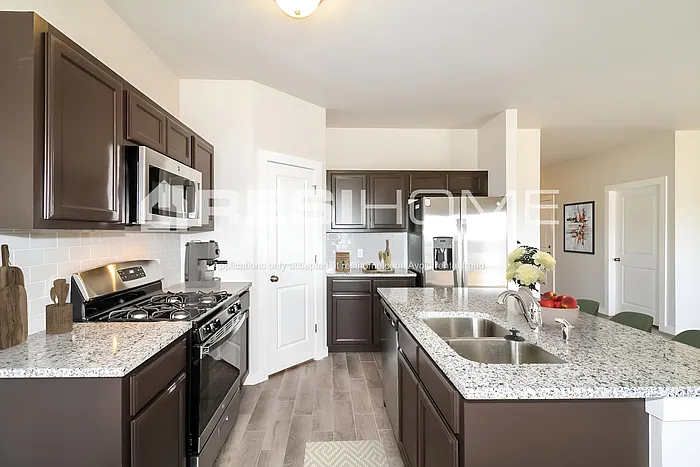 3 bed, 2.0 bath, 1516 sqft, $1,690 — Photo 3