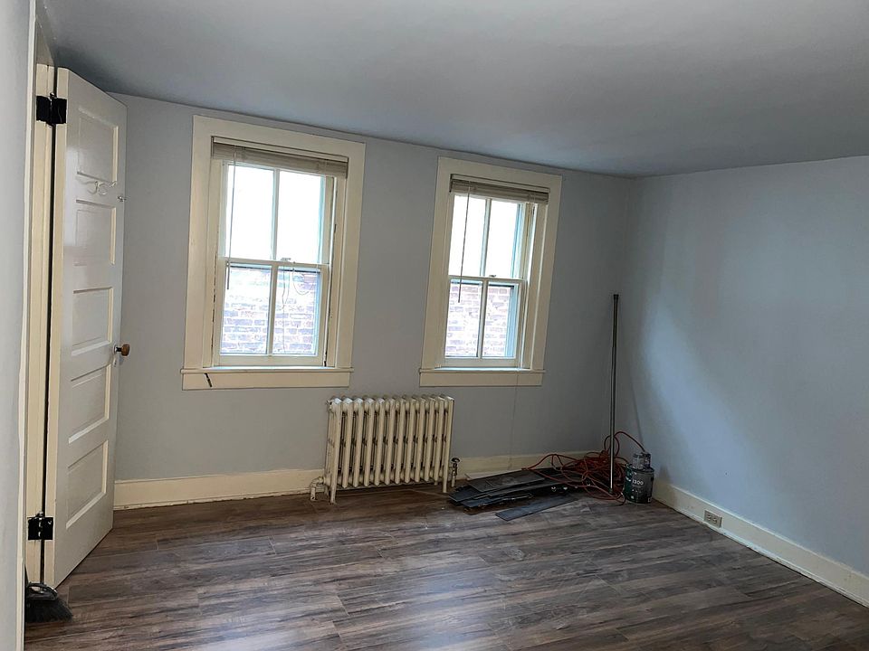 2nd image of 712 High St #3B