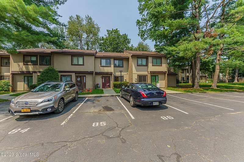 2nd image of 86 Crestwood Terrace