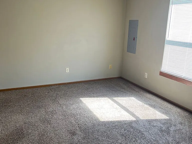 630-632 W Country Squire Ct — Photo 7