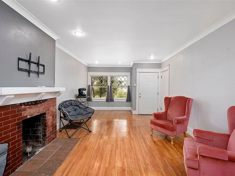 621 E 33rd Ave — Photo 8