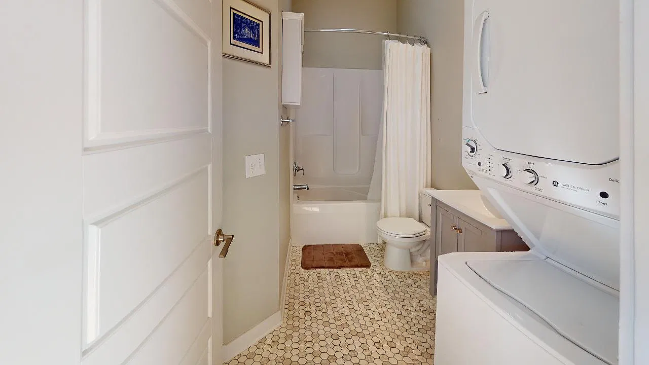320 N Pine St — Photo 4
