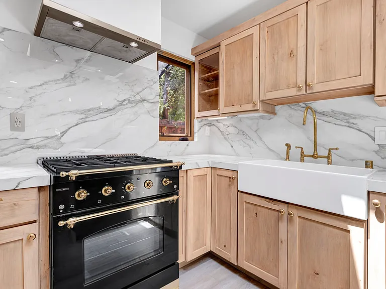 1138 1/2 Poinsettia Pl — Photo 9