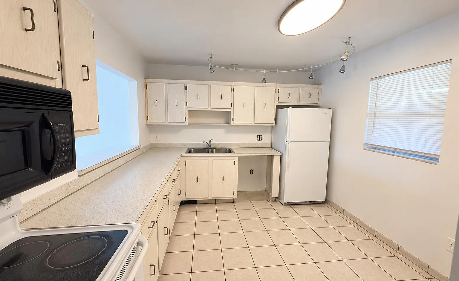 4131 Stirling Rd — Photo 1