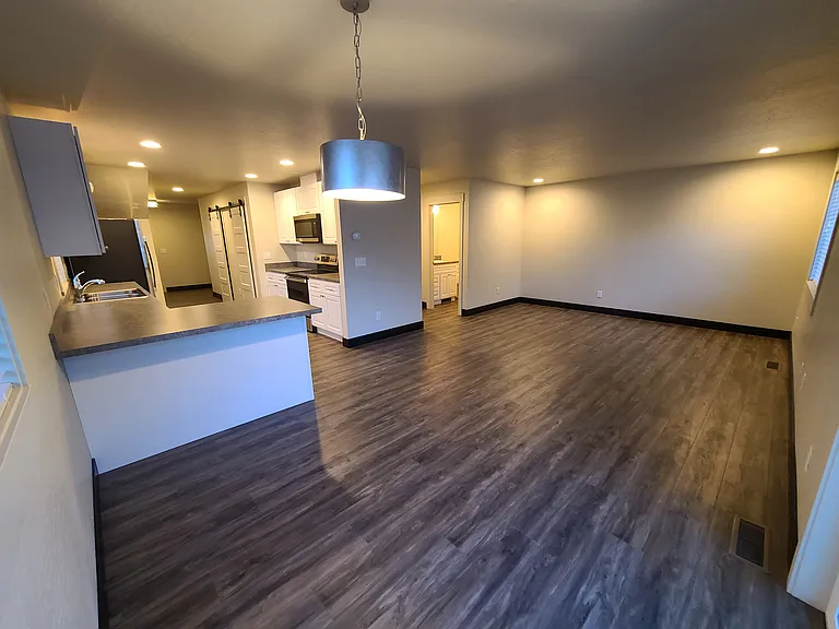 1227 Edwards Ln — Photo 9