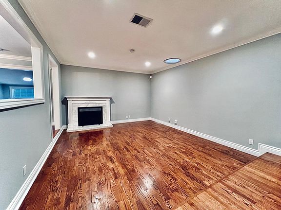 3rd image of 2643 Loomis Dr