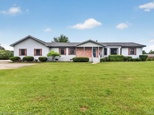 8175 Farley Rd, Pinckney, MI 48169