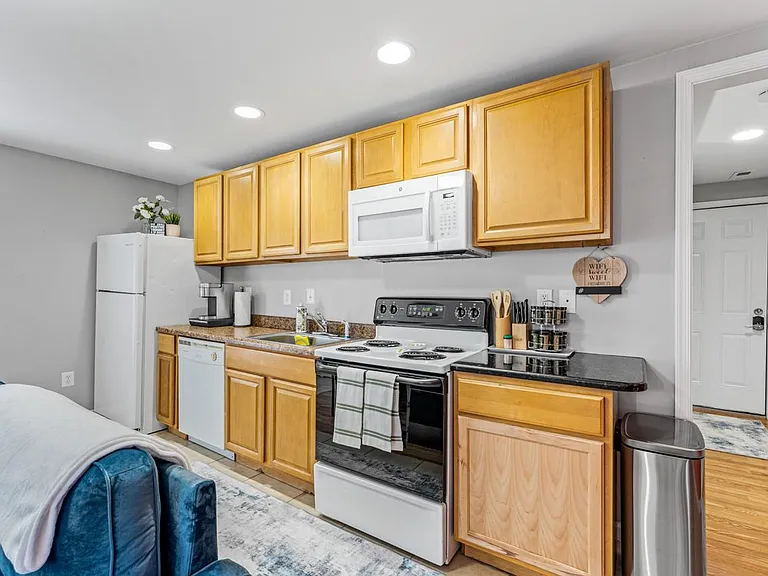 915 Lafayette Blvd #B — Photo 13