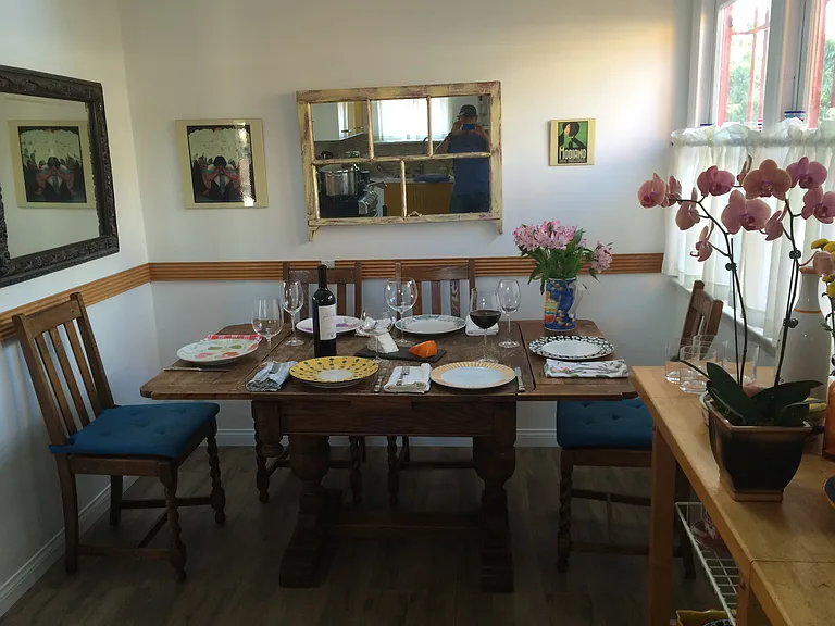 the dining area in the kitchen