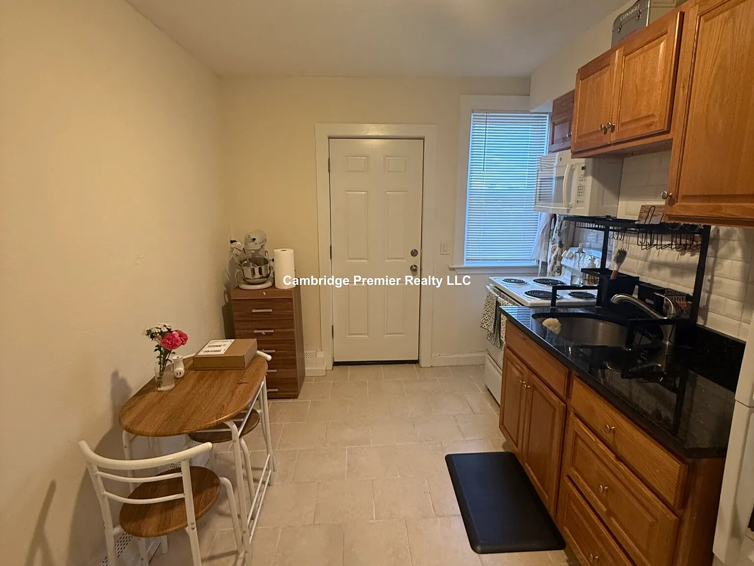 2 bed, 1.0 bath, 9999 sqft, $2,350 — Photo 4