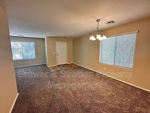 5th image of 2677 N Hawthorn Dr