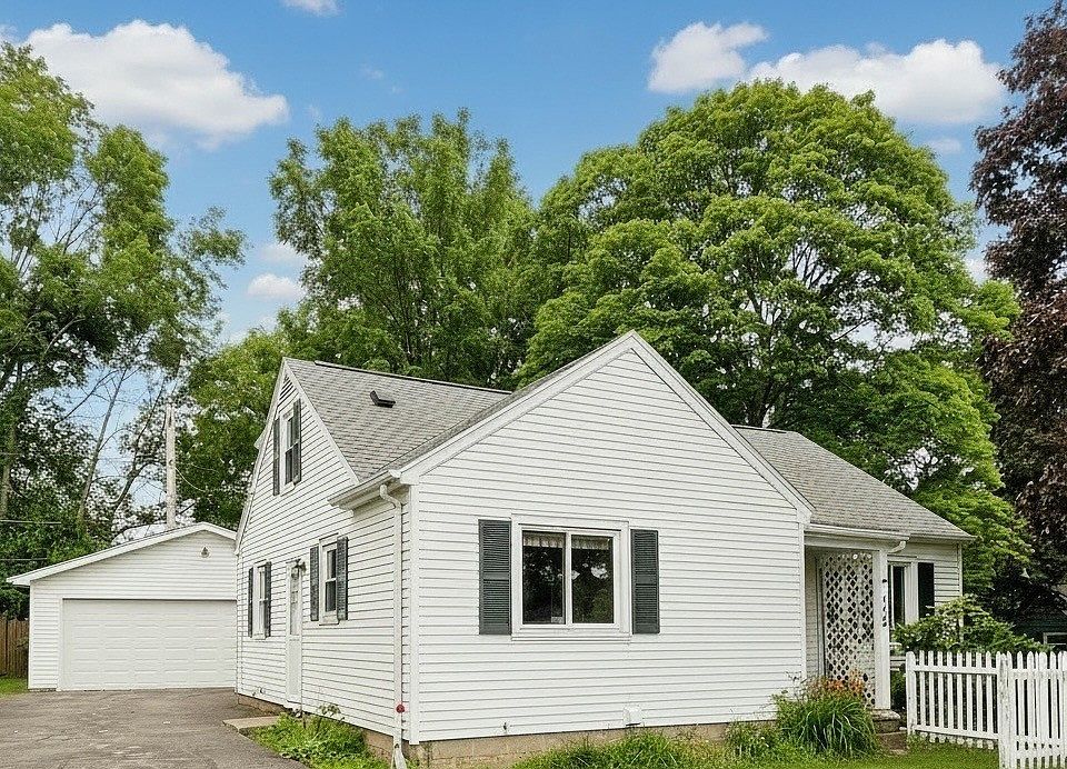 1st image of 112 Clarington St