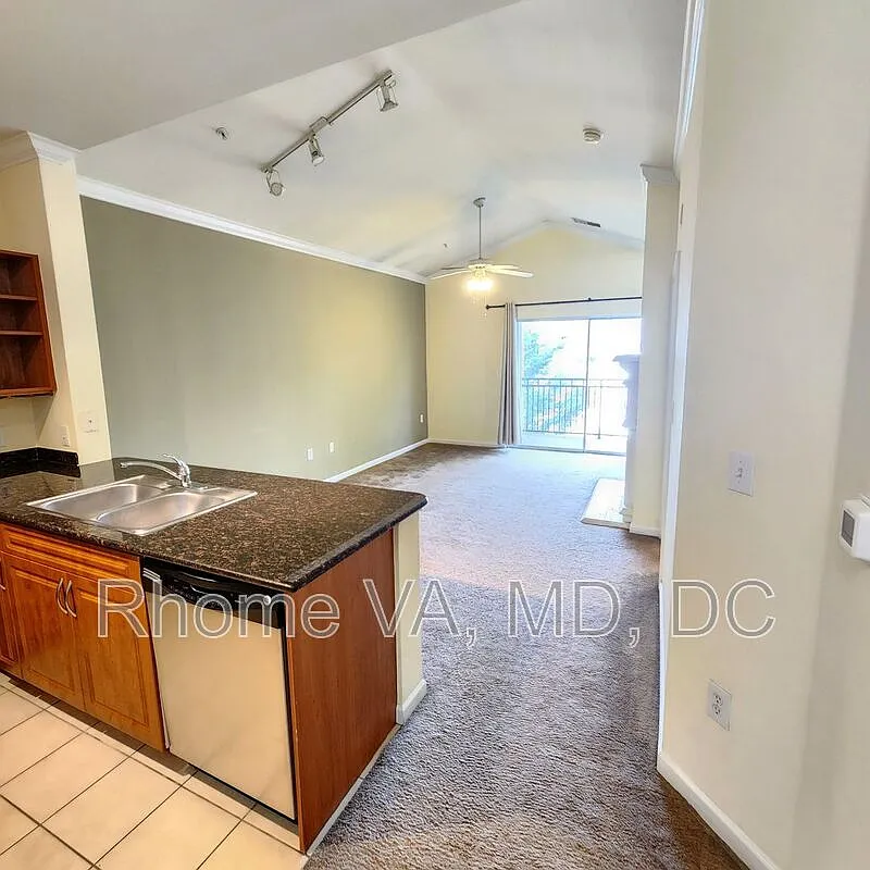 1 bed, 1.0 bath, 731 sqft, $1,900 — Photo 2