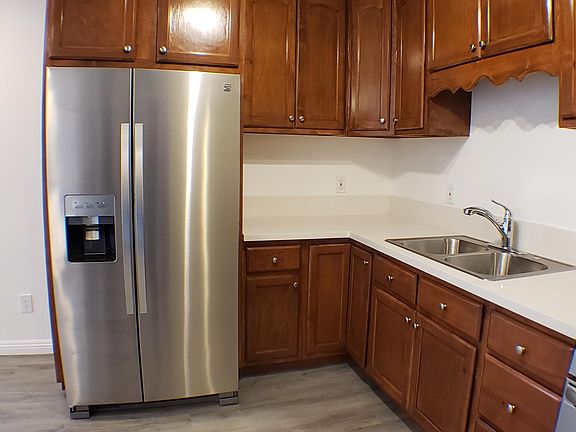 4th image of 524 W 50th St