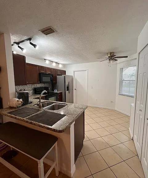 508 SE Crosspoint Dr — Photo 2