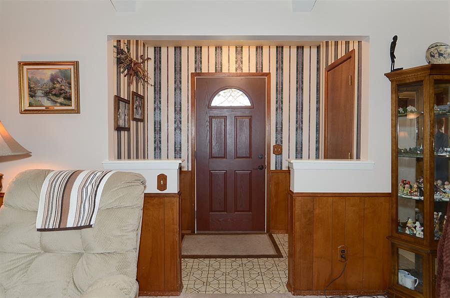 2nd image of 6713 Columbia Ln