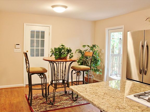 Huge eat in kitchen with lots of upgrades