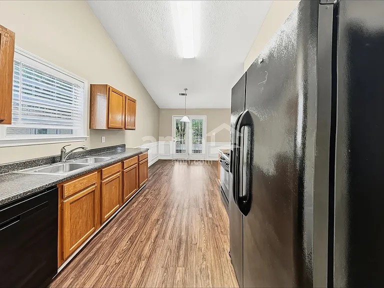 451 Bellingham Dr — Photo 4