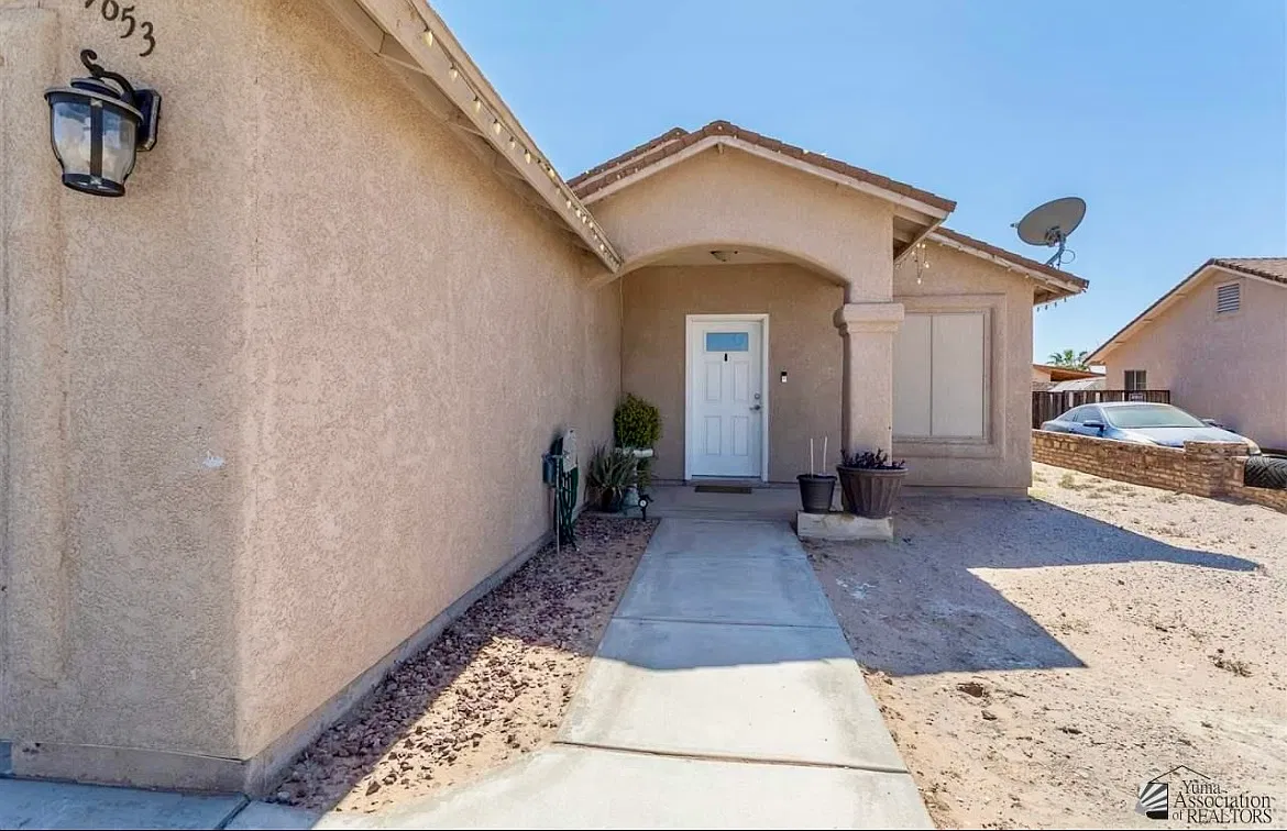 3 bed, 7096 sqft, $1,550 — Photo 2