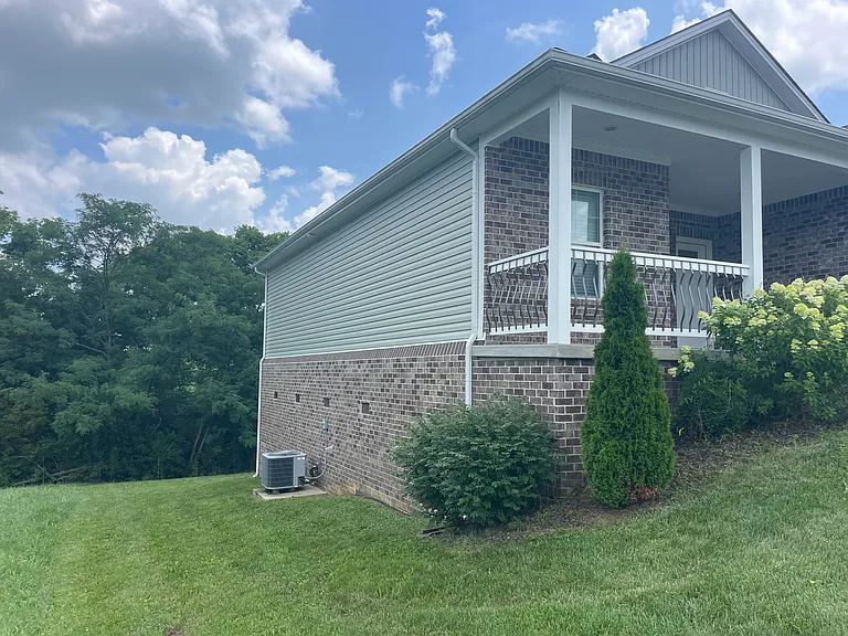 749 Amanda Ct — Photo 2