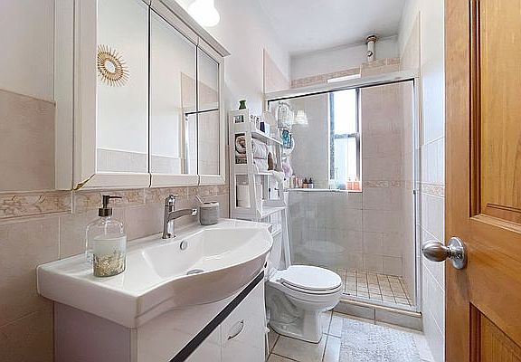 5th image of 338 E 67th St APT 22