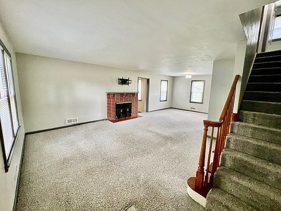 3rd image of 619 W Laclaire Ln