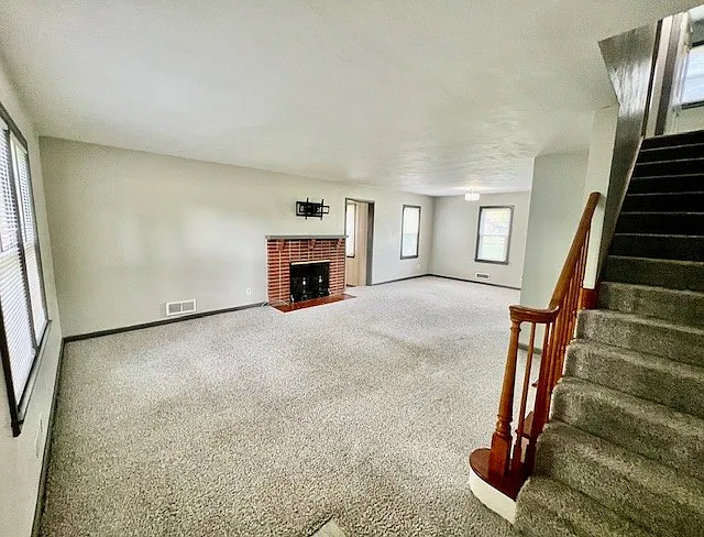 619 W La Claire Ln — Photo 3