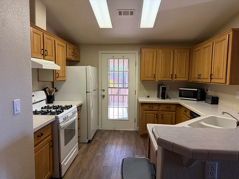 1136 W Calle Querida — Photo 5