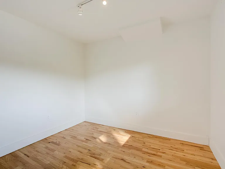 5525 Media Dr #8 — Photo 10
