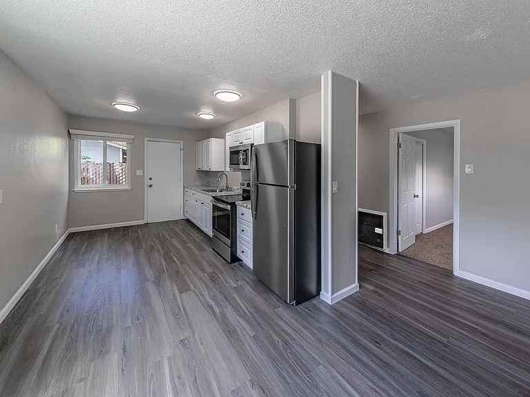 404 Lee St — Photo 3