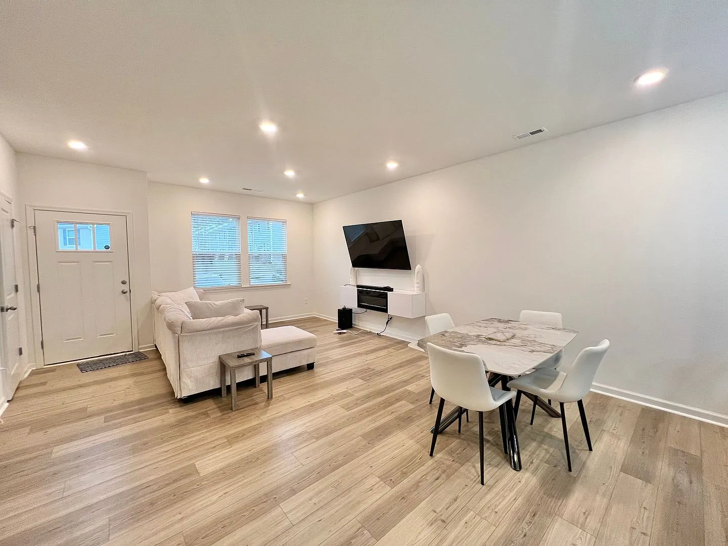 **Offering Refundable Application Fees & $100 Move In Promotion** Luxurious, Newly Built 3bd, 2.5... — Photo 4