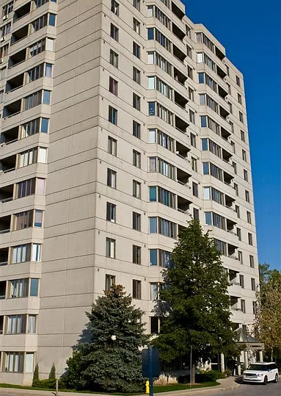 9 Commissioners Rd E — Photo 1