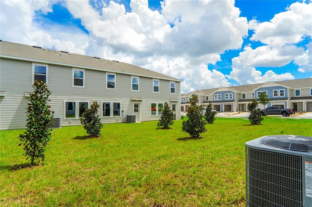 3 bed, 2.5 bath, 1378 sqft, $1,900 — Photo 4