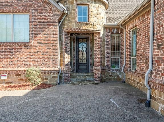 4th image of 2734 Fountainview Blvd